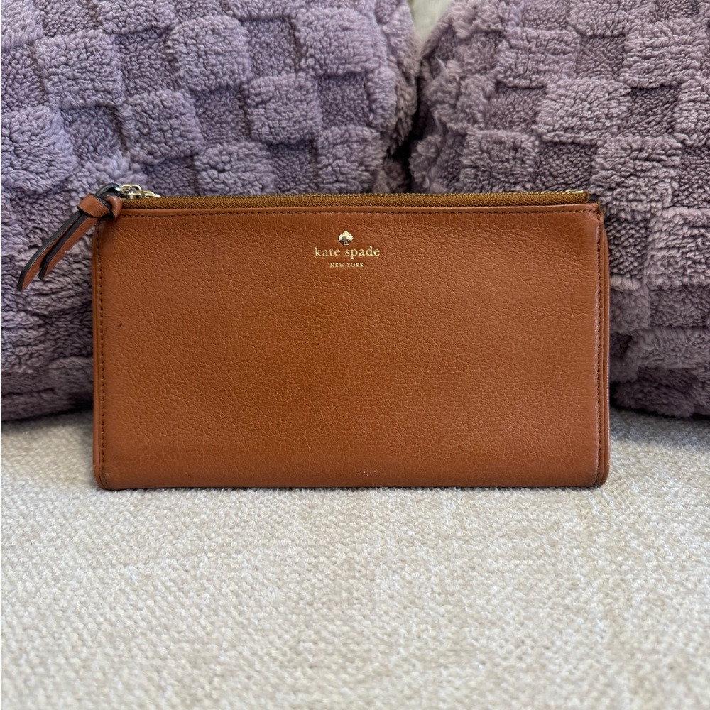 Kate Spade New York Leila Medium L-Zip Wristlet in the color Warm Gingerbread